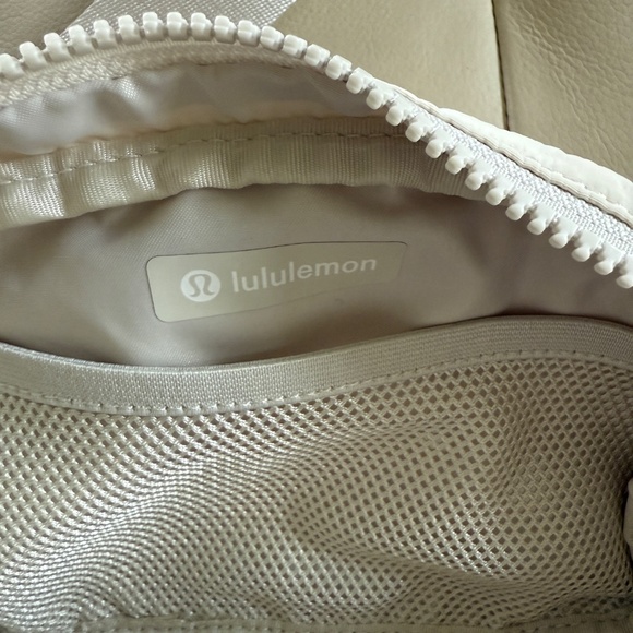 Lululemon Athletica Everywhere Belt Bag 1L Off White Opal Light Ivory - Picture 6 of 7